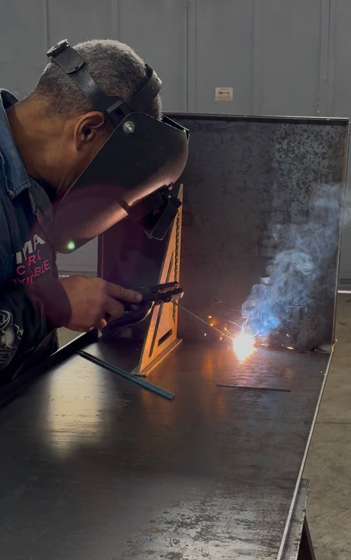 Servicio especializado de corte láser en máquina de fibra óptica para hierro negro y acero