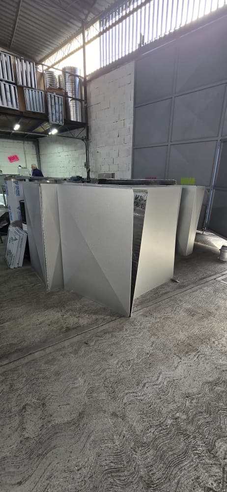 Fabricación e instalación de ductos y extractores industriales para ventilación forzada en Venezuela